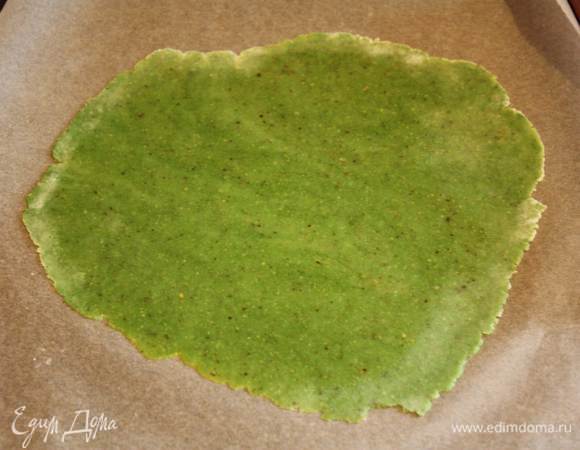 Я вырезала круг необходимой мне формы. Я изначально не так хотела ее собирать, но решила не рисковать, положить марципан на бисквит, а не на крем. 