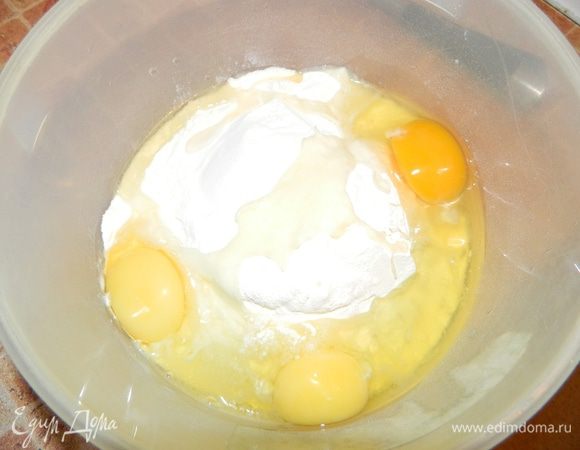 В муку добавить соль, ввести яйца