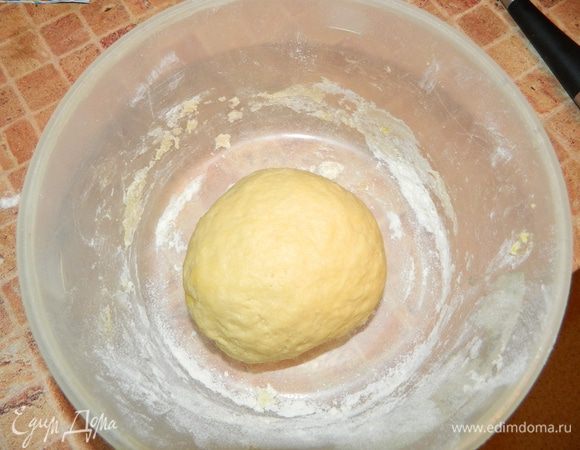 Замесить тесто и отправить в холодильник на 30-40 минут