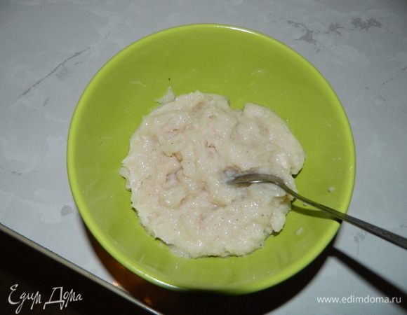 Кальмары порезать на полоски, сложить в блендер, туда же добавить зубчик чеснока, цедру лимона, специи и соль. Все измельчить