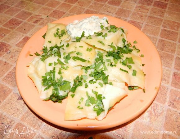 Отварить равиоли в подсоленной воде 3 минуты, подавать со сливочным соусом.