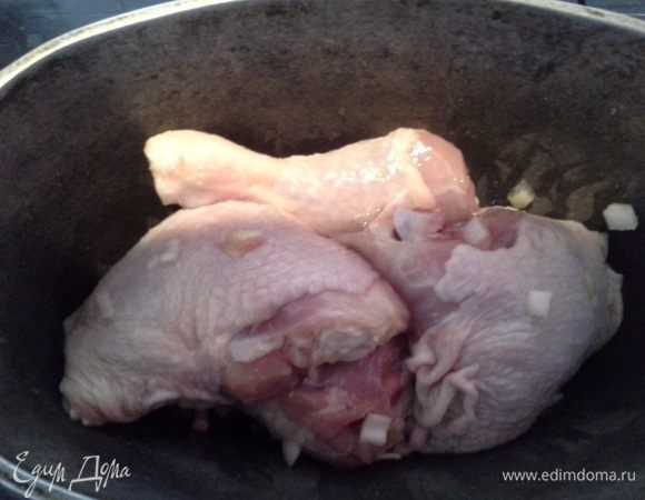 Режем окорочка, немного солим и ставим в разогретую до 180 градусов духовку на 30 мин. 