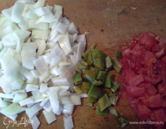 Подготавливаем овощи:
Режем луки перец кубиком. 
Чеснок мелко нарезаем. 
Помидоры ошпариваем и снимаем кожицу, режем кубиком.