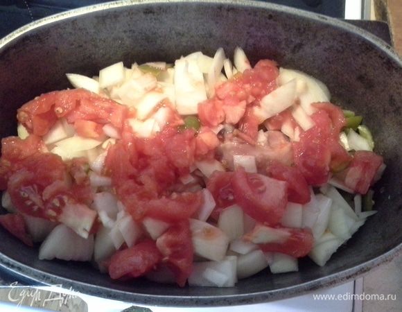 По истечении времени, достаем. Кладем  овощи поверх курицы и ставим еще на 30 мин.