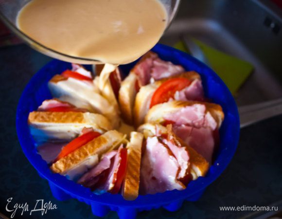 6) влейте в форму смесь из яиц