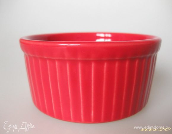 Сначала сделаем карамельные сетки, в которые потом заключим нашу паннакотту.
Для этого нам понадобятся формочки, в которые впоследствии будет разливаться паннакотта и фольга.