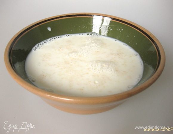 В молоко всыпать желатин и оставить минут на 5-10 для набухания.