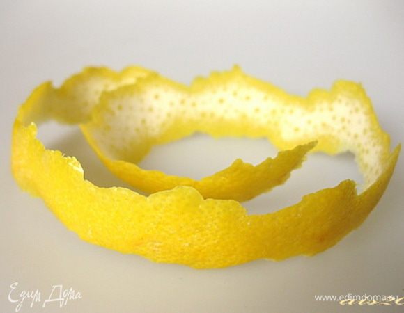 С лимона срезать цедру, желательно одной полоской, чтобы потом было легче удалять ее из сливок.