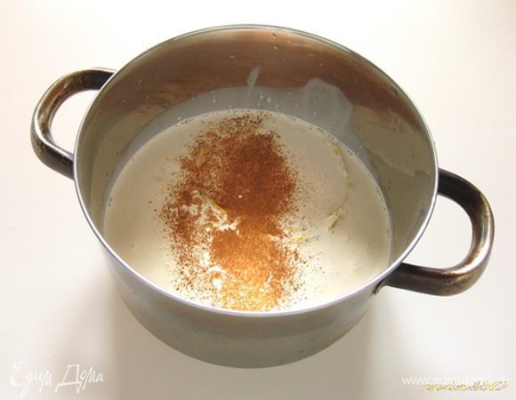 В кастрюлю налить сливки, добавить цедру лимона, ванильный и обычный сахар и корицу.