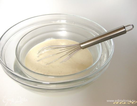 В большую миску налить ледяной воды, в нее поставить миску поменьше и вылить в нее проваренные сливки с молоком. Взбивать массу в течение 10 минут, так она быстрее остынет и загустеет.