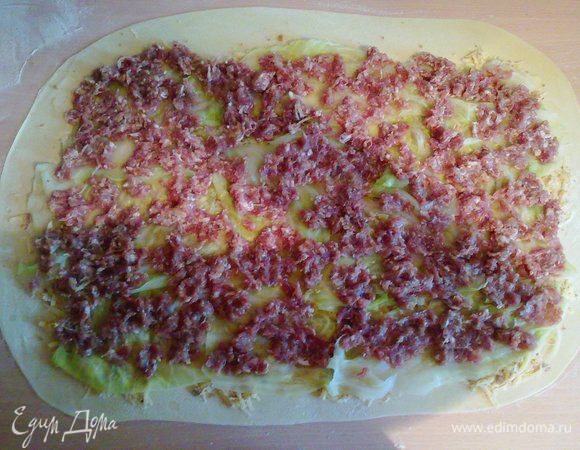 На капустные листья выложить фарш. Посыпать острым перцем.