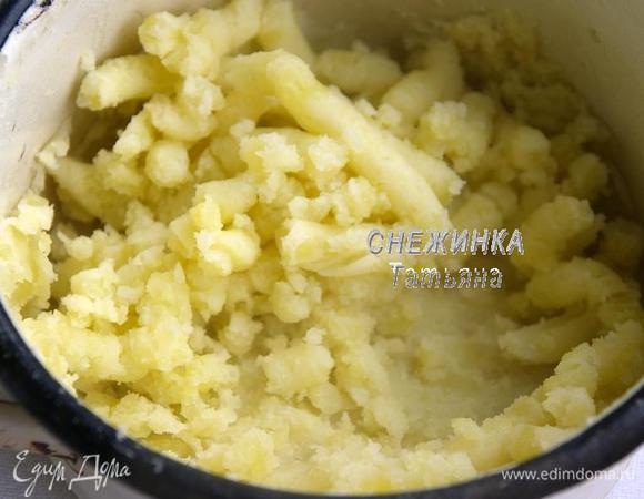 Картофель чистим, моем, отвариваем до готовности. Разминаем в пюре.