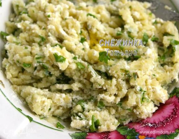 Соединяем чеснок, петрушку и каперсы с тёплым картофелем. Солим, перчим по вкусу. Добавляем рикотту, оливковое масло и всё хорошо перемешиваем.