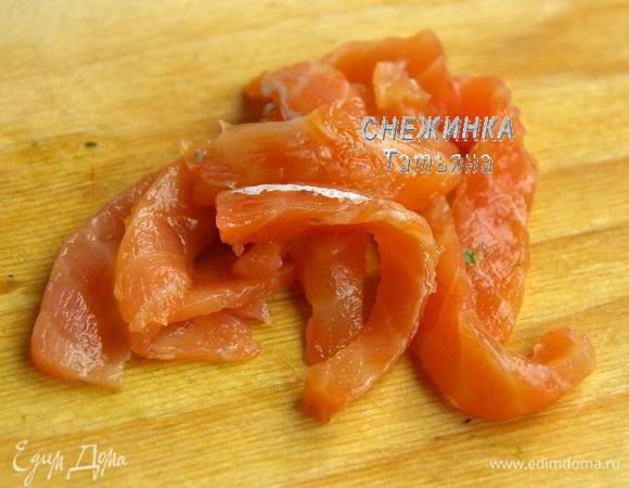 Сёмгу нарезаем ломтиками.