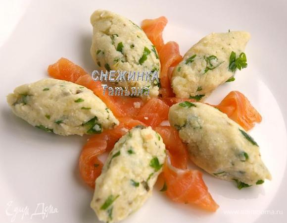 При помощи двух столовых ложек формируем картофельную массу и выкладываем на тарелку, между кладём ломтики сёмги. 