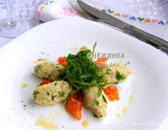 В центре укладываем «шар» из рукколы. Подаём тут же.