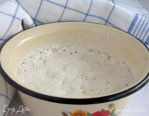 Отмерить 300 г муки и из этого количества взять примерно 8 ст. л. ложек для опары. Добавить сахар, хорошо перемешать и поставить в теплое место. Через пол часа опара готова.