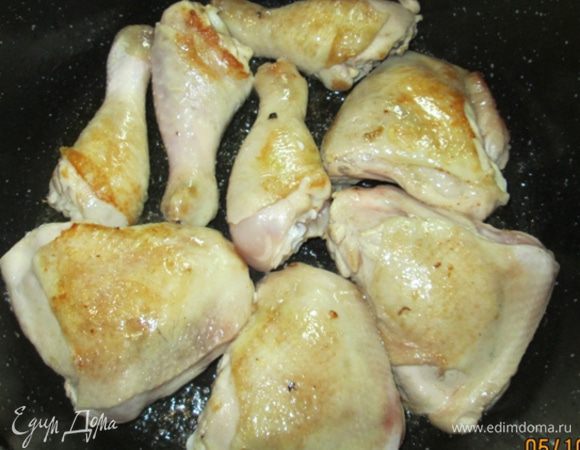 Куски курицы вымыть и обсушить.
Обжарить в сотейнике на оливковом масле с каждой стороны.
