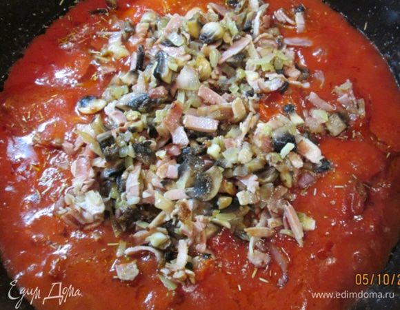 Влить вермут, увеличить огонь и готовить, пока жидкость не выпарится.
Добавить томаты, сахар, орегано и розмарин (я взяла сухие травки). Влить треть стакана холодной воды, довести до кипения.
Положить в сотейник лавровый лист, смесь обжаренного бекона, грибов, лука и чеснока. Посолить. Перемешать и готовить на небольшом огне под крышкой 20 мин.
Вынуть из сотейника лавровый лист. Приправить черным перцем.
Приятного аппетита!
