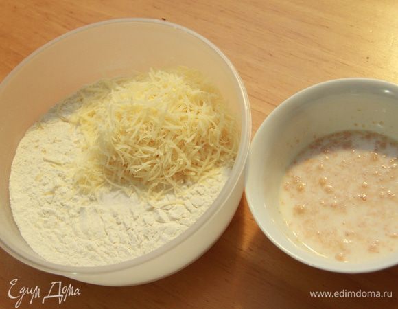Муку просеять, сыр натереть, дрожжи развести в тёплом молоке и оставить минут на 15.
