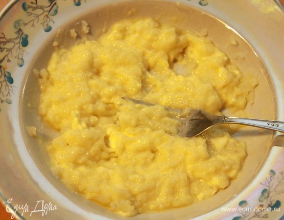 Отварить картофель. Размять вилкой, добавив сливочное масло. 