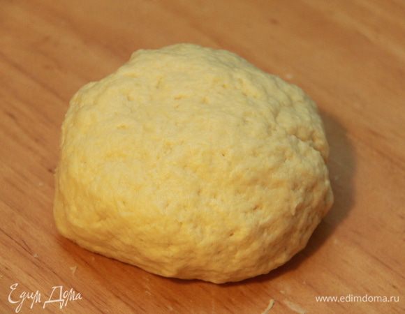 Смешать муку, картофель, яйцо, пармезан, дрожжи, соль, сахар и замесить тесто. Оставить тесто на подъём в тёплом месте на 1-1,5ч.