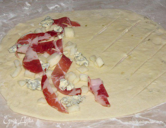 На второй половине сделать несколько продольных надрезов.