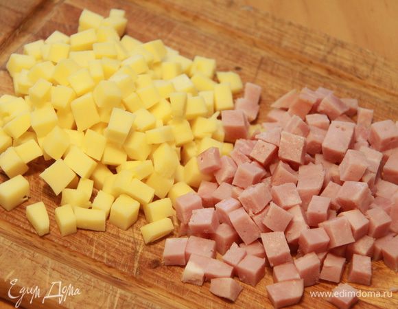Теперь займёмся начинкой. Нарезать ветчину и сыр мелким кубиком.