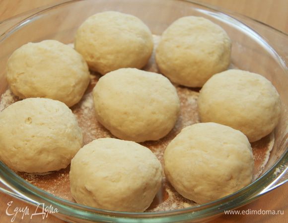 Края лепёшки соединить так, чтобы получился шар с начинкой внутри. Выложить колобки с начинкой в огнеупорную посуду, не слишком близко, но и не слишком далеко друг от друга.