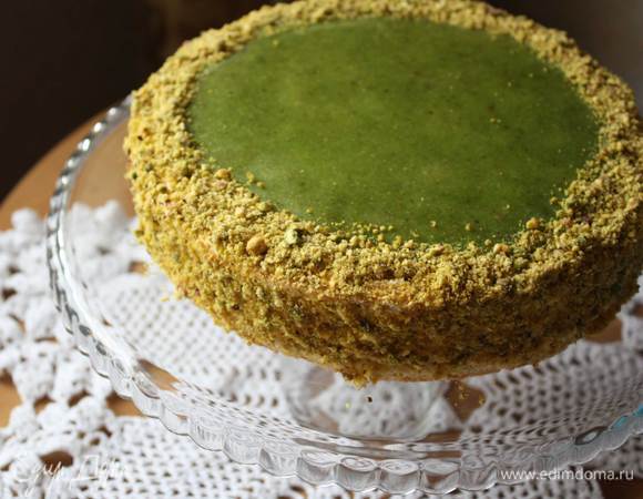 Кладем наш круг аккуратно на бисквит, выравниваем. Для обмазывания боков я взяла сливки, чтобы не перебивать вкус основного крема, совсем немного их надо. Обмазываем бока и место около круга и обсыпаем все молотыми фисташками.