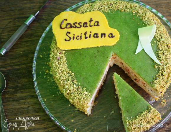 Делается все очень быстро и просто. Украсить можно и просто глазурью и цукатами, или сезонными я годами!! Я захотела сделать более праздничный вариант!