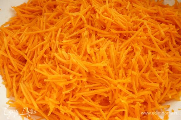 Тыкву почистить и натереть на терке для корейской моркови