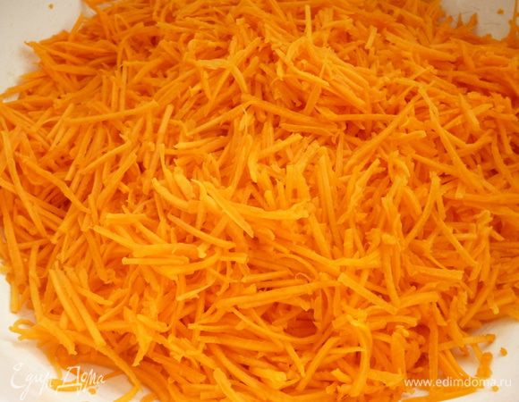 Тыкву почистить и натереть на терке для корейской моркови