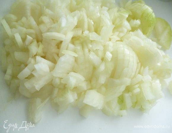 Репчатый лук почистить и нарезать мелким кубиком