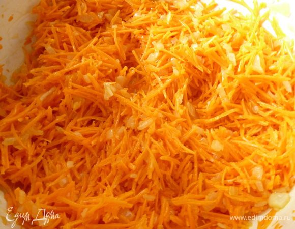 Чеснок почистить,пропустить через пресс.Лук обжарить до прозрачности на растительном масле,в горячем виде добавить к натертой тыкве,добавить чеснок и молотый кориандр,перемешать,дать постоять 30 минут.