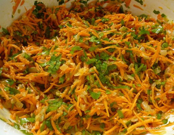  Мелко нарезать зелень и острый перец,добавить к тыкве,добавить уксус,соль и сахар по вкусу,перемешать,накрыть посуду крышкой и дать салату настояться часа 2-3,можно и дольше.