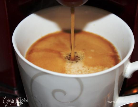 Сварить свежий крепкий кофе (эспрессо)…добавить коньяк или ликер.