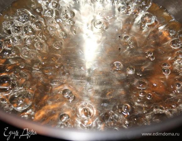 Растворить в воде сахарный песок и кипятить 10 минут.