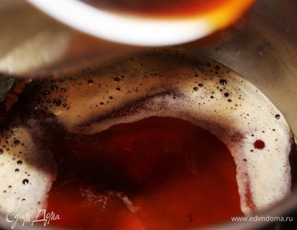 Добавить кофе, перемешать и остудить.