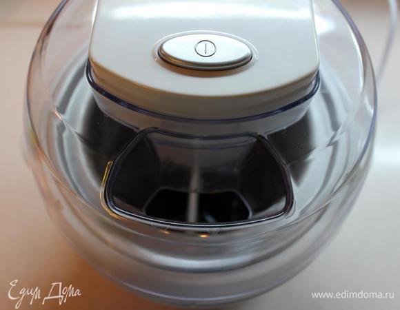 Перелить в стеклянную емкость и поставить в морозильную камеру на 2 часа или приготовить граниту с помощью мороженицы (я так и поступила), на что уходит минут 30.