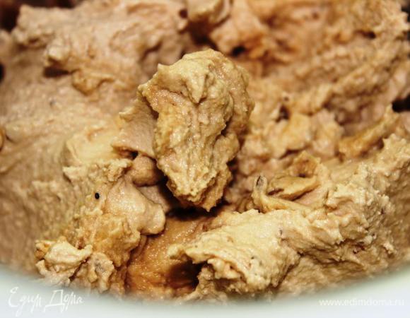 Как только масса застынет, разложить ее по креманкам  или в стеклянные бокалы и размять вилкой.