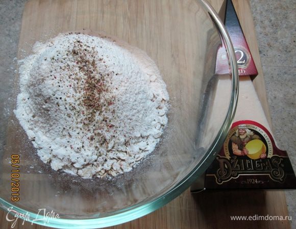 Просеять муку. Добавить овсяные хлопья. Посолить, поперчить по вкусу.