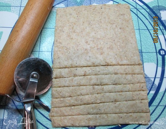 Разогреть духовку до 220 град. Противень застелить бумагой для выпечки, смазать сливочным маслом.
Тесто раскатать в прямоугольник толщиной 4 мм, нарезать полосками.
Отправить противень с палочками в духовку и выпекать 15 мин.