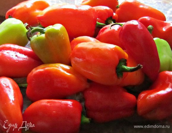 Перец помыть. Очень красиво будет смотреться в банке перец различных цветов – красный, желтый, зелёный, оранжевый. Обязательно попробуйте «на вкус» перец, чтобы не попался горький.