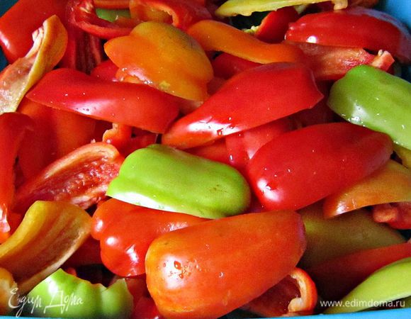 Каждый перчик вычистить, разрезать на 4 дольки. Делать это удобно небольшим острым ножичком. Для меня, лично, одно удовольствие "работать" с этими позитивными овощами!