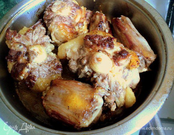 Говяжий хвост порезать на куски по хрящикам  длинной примерно по 8 см (я попросила это сделать мясника при покупке), хорошо помыть и обсушить бумажными салфетками. Поджарить кусочки хвоста на оливковом масле со всех сторон до румяной корочки и переложить в толстостенную кастрюлю.