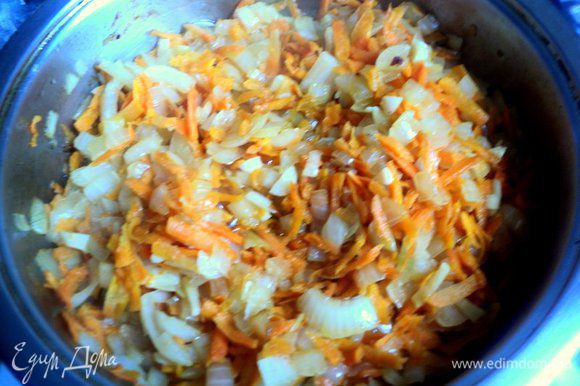 Лук и чеснок мелко порезать, морковку натереть на терке. На той же сковороде, где жарились хвосты, подрумянить бекон и пассировать лук, чеснок и морковку до мягкости.