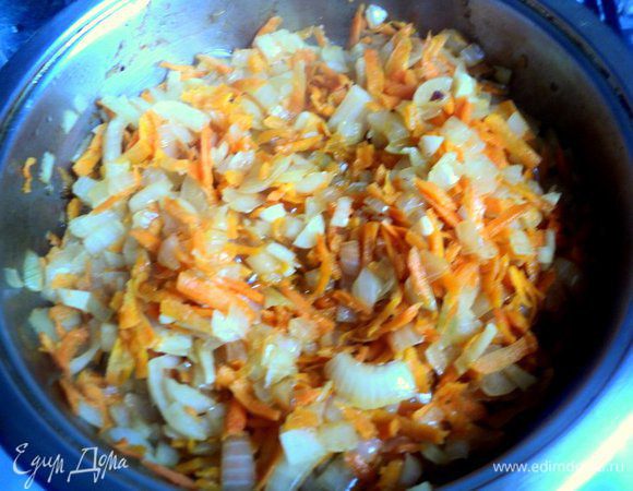 Лук и чеснок мелко порезать, морковку натереть на терке. На той же сковороде, где жарились хвосты, подрумянить бекон и пассировать лук, чеснок и морковку до мягкости.