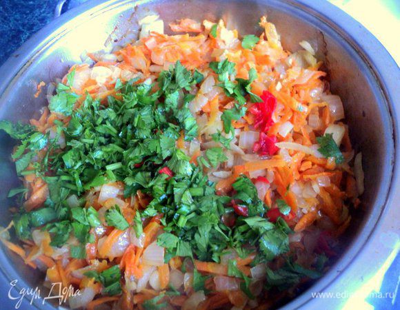 Перец чили разрезать пополам, удалить семена и мелко нарезать. Количество перца чили брать по своему вкусу и желаемой остроте. Мелко нарезать сельдерей. Добавить сельдерей и перец к овощам, тушить 1-2 минуты.