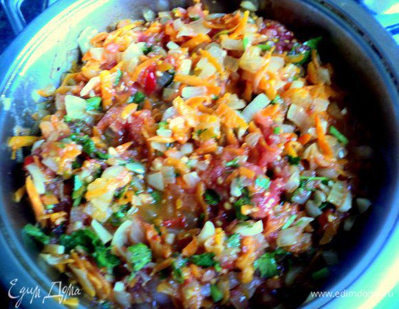 Помидоры ошпарить кипятком, снять кожицу и мелко нарезать (я просто натерла помидор на терке, удалив шкурки). Добавить к овощам помидоры и тушить все вместе на маленьком огне 3-4 минуты.